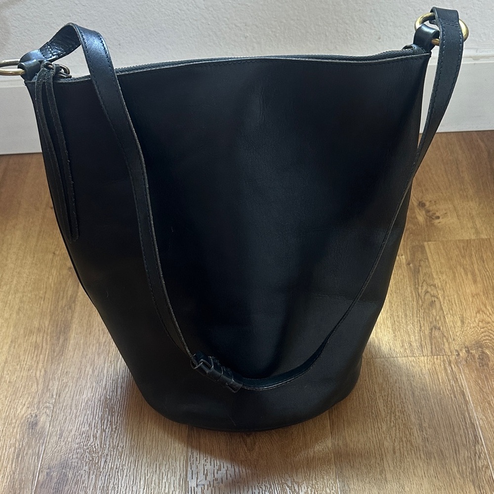 Madewell The Lisbon O-Ring Bucket Bag in Black